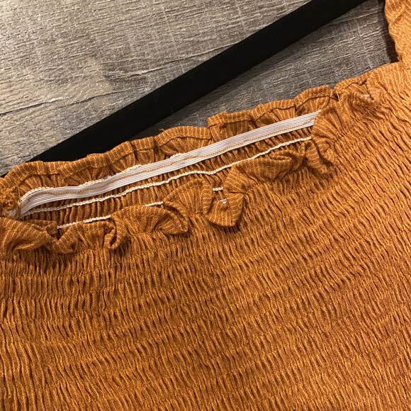 Crop with puff sleeves. - Picture 4 of 5